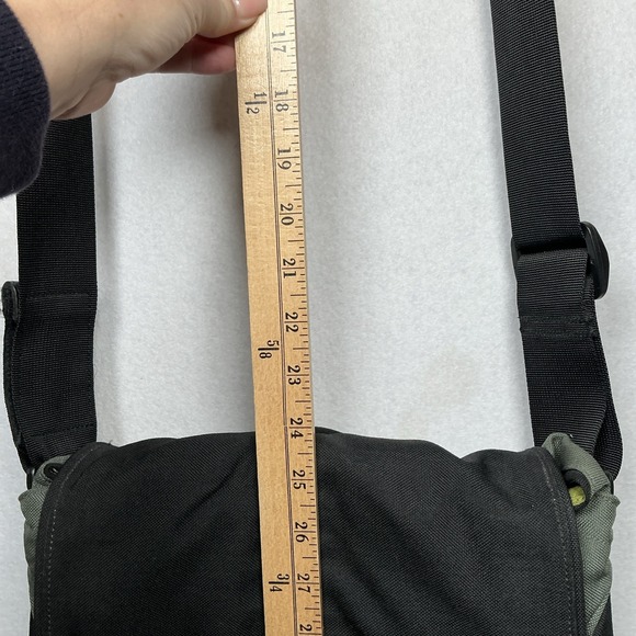 Crumpler Wee Bee (Medium) Messenger Tablet Bag Black Canvas Green Interior - Picture 3 of 12